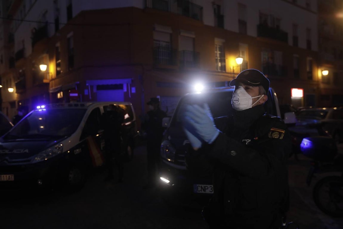 FOTOS: La Policía Nacional recibe el cariño de la residencia de mayores Matía Calvo