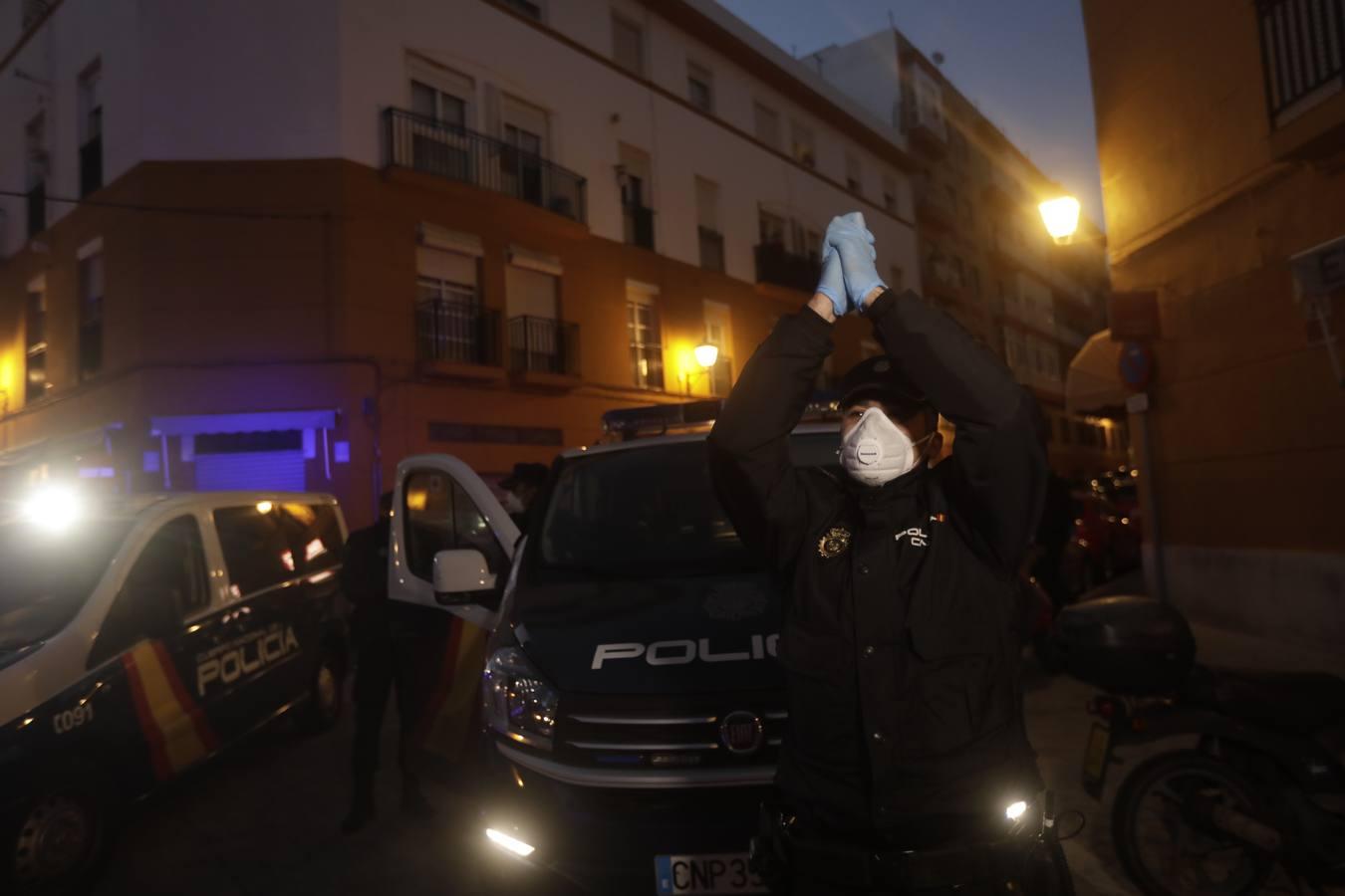 FOTOS: La Policía Nacional recibe el cariño de la residencia de mayores Matía Calvo