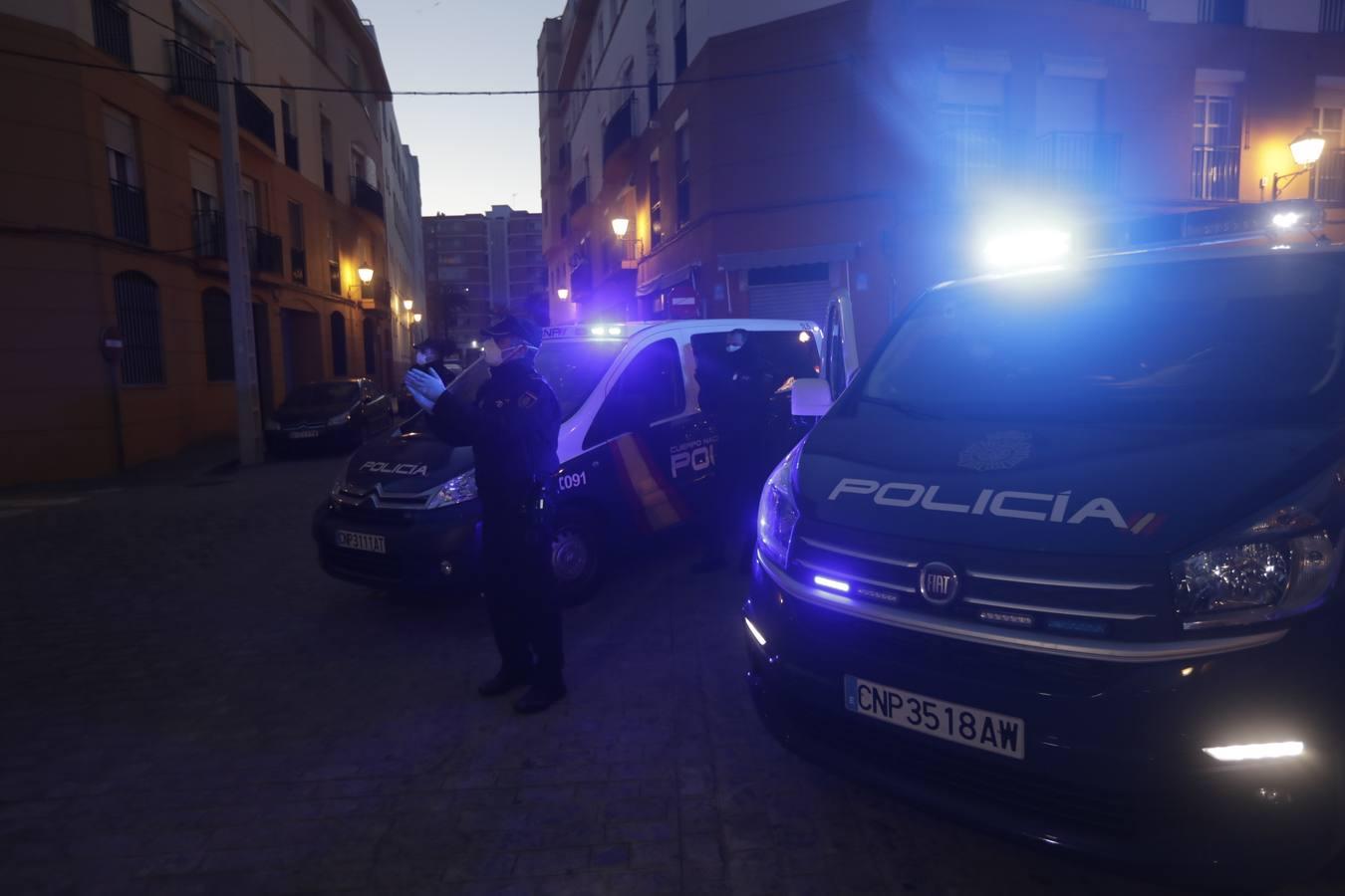 FOTOS: La Policía Nacional recibe el cariño de la residencia de mayores Matía Calvo