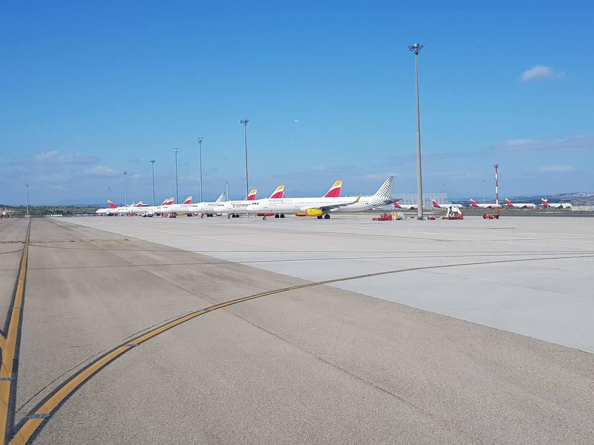 Aviones aparcados en la pista del Aeropuerto de Barajas. 