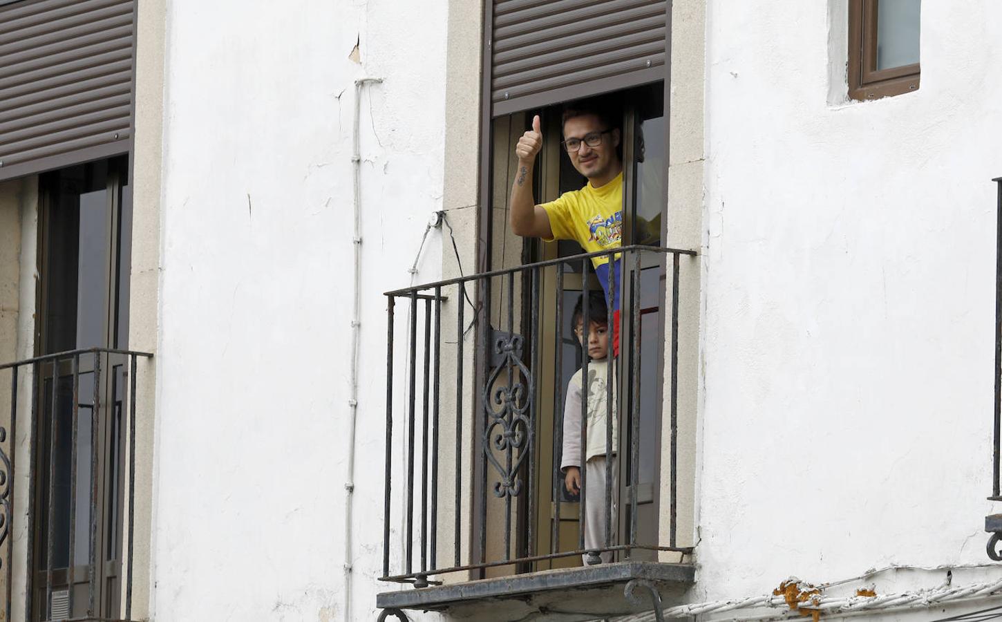 La vida en los balcones de Córdoba durante el confinamiento, en imágenes