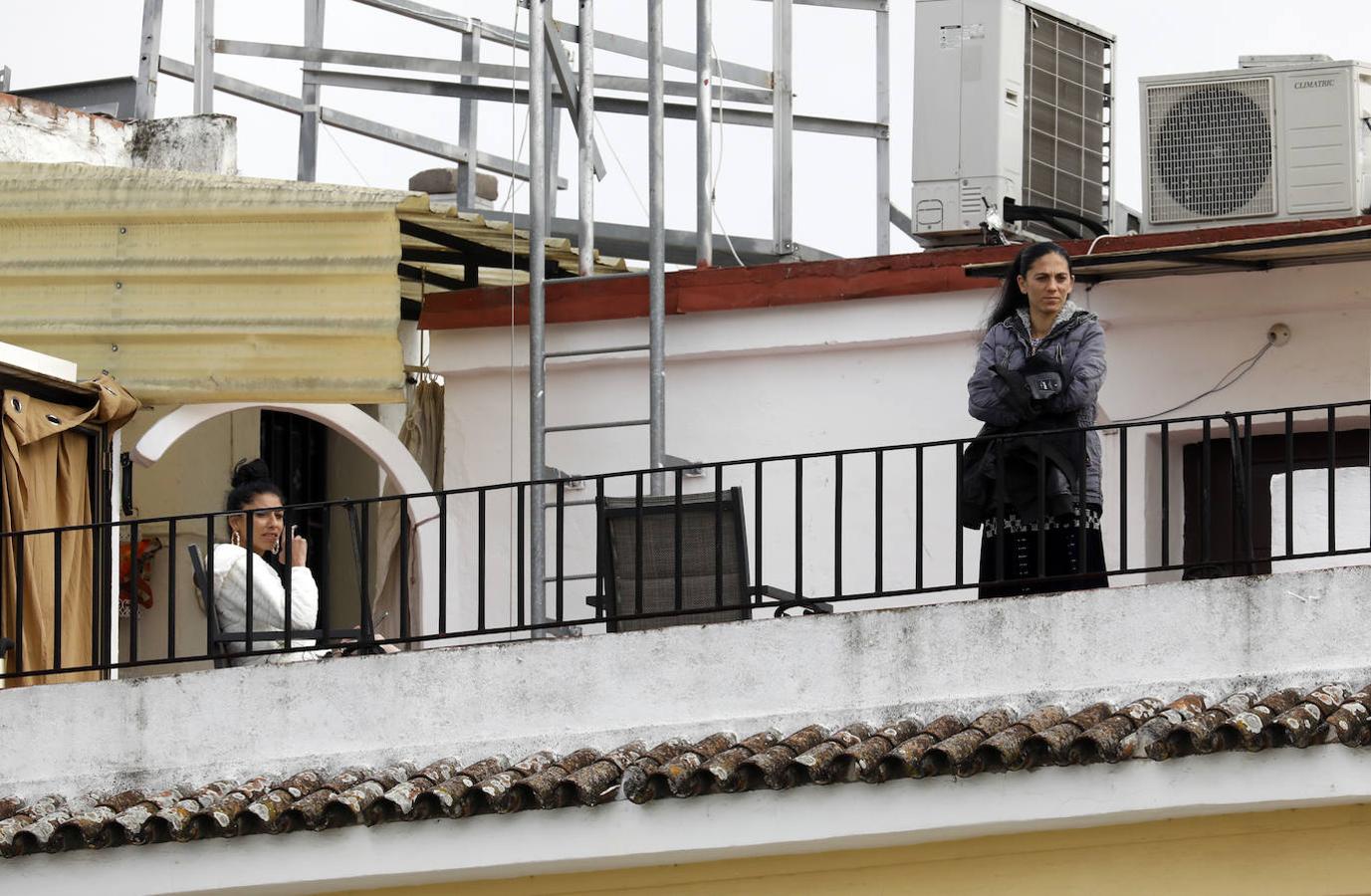 La vida en los balcones de Córdoba durante el confinamiento, en imágenes