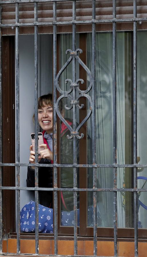 La vida en los balcones de Córdoba durante el confinamiento, en imágenes