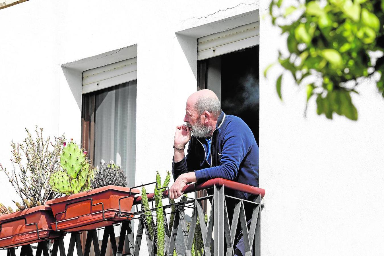 La vida en los balcones de Córdoba durante el confinamiento, en imágenes