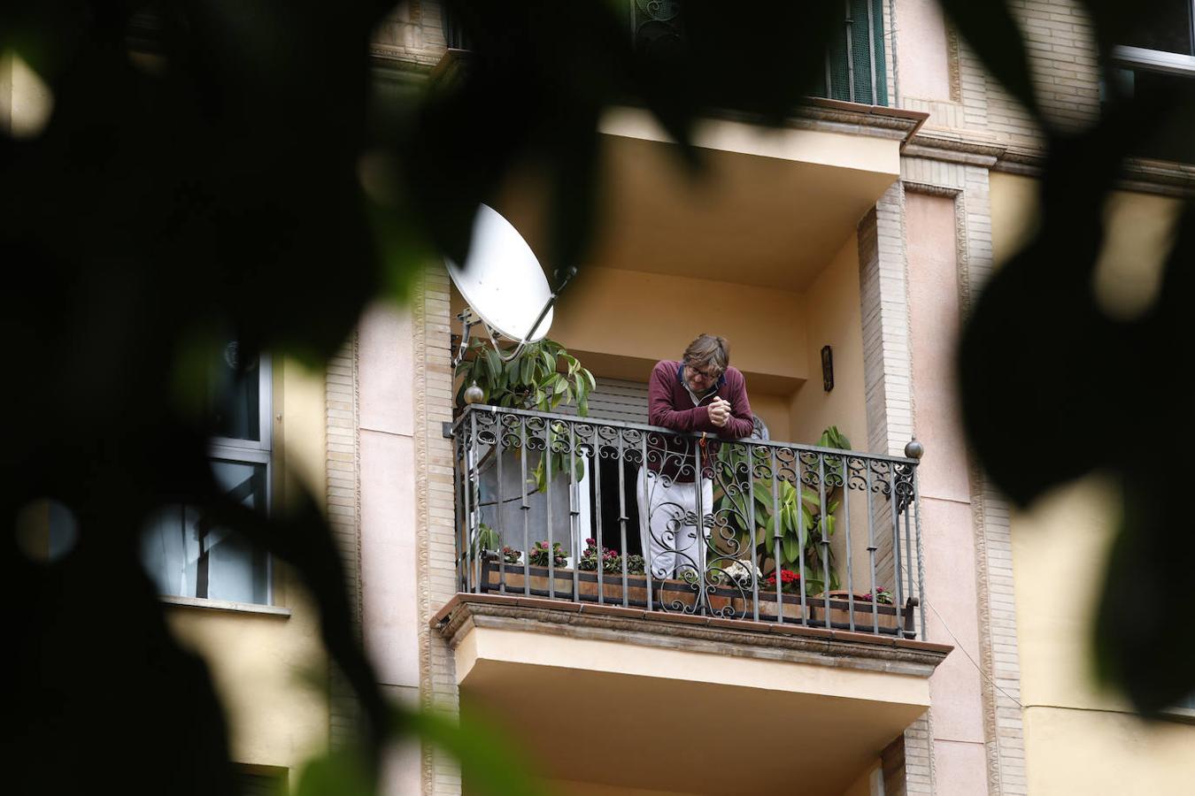 La vida en los balcones de Córdoba durante el confinamiento, en imágenes