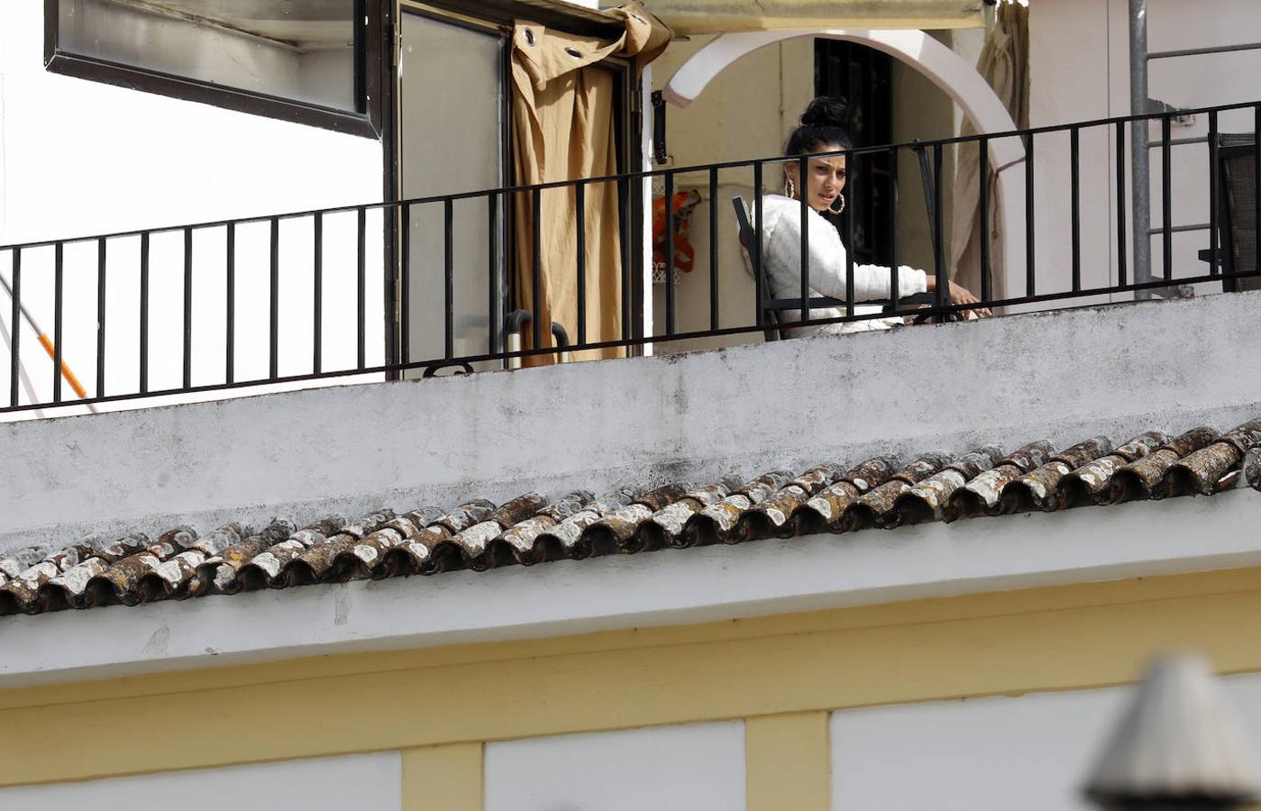 La vida en los balcones de Córdoba durante el confinamiento, en imágenes