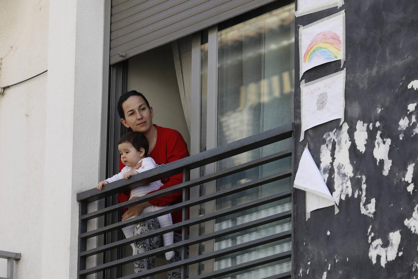 La vida en los balcones de Córdoba durante el confinamiento, en imágenes