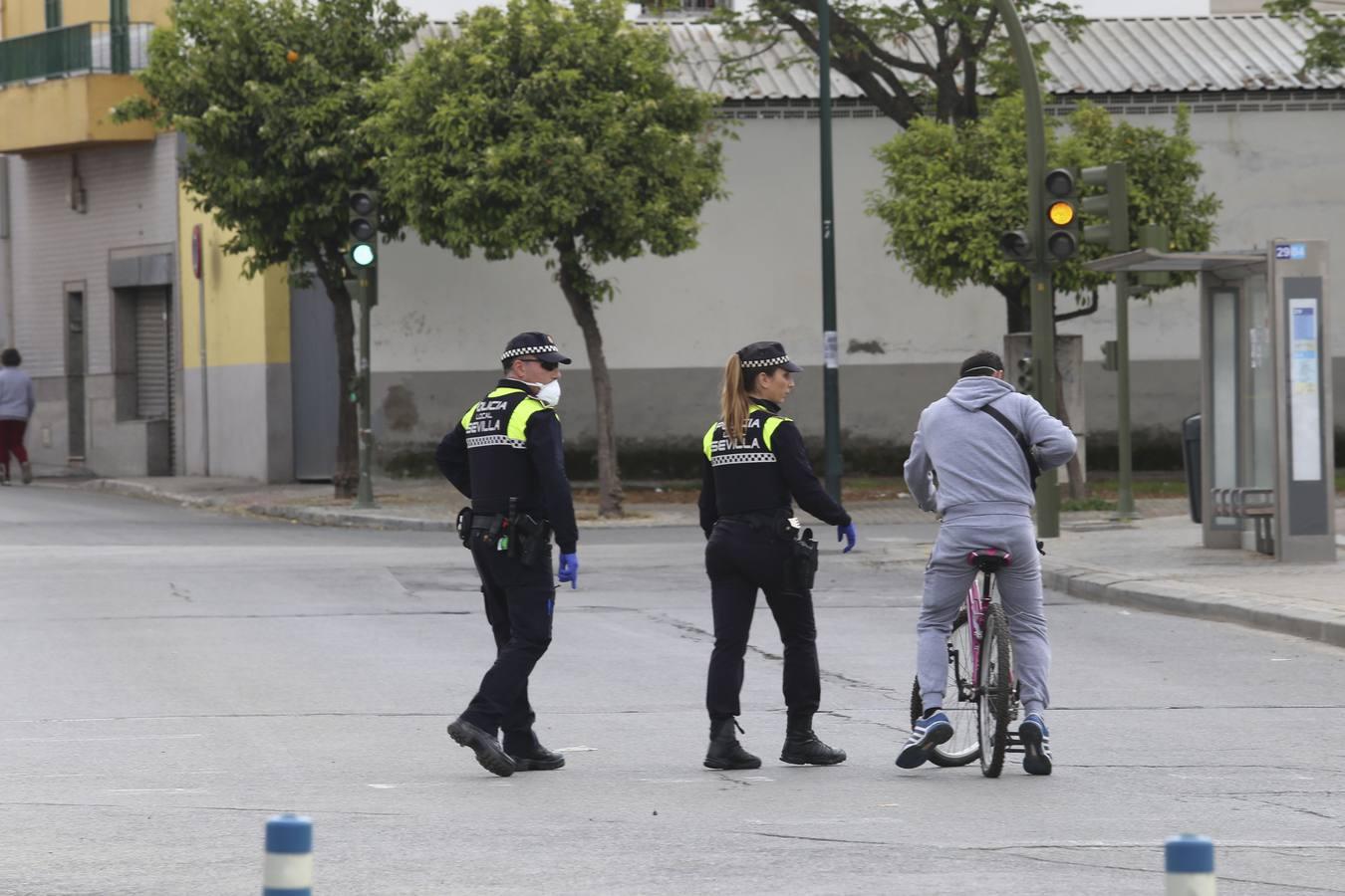 Coronavirus en Sevilla: un día en Torreblanca durante el estado de alarma