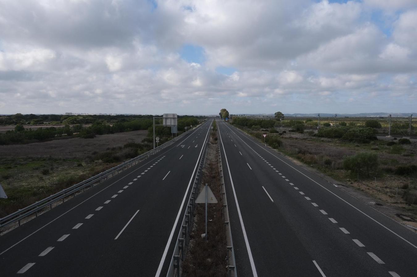 FOTOS: Las carreteras gaditanas se vacían durante el Estado de Alarma