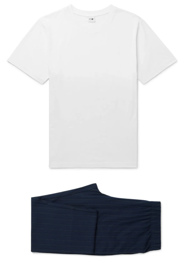 Pijama de NN07. Este conjunto de NN07 está confeccionado con una camiseta de algodón transpirable, diseñado en una forma relajada, la camiseta se deja simple, mientras que los pantalones azul marino están tejidos con rayas verticales y cosidos con un bolsillo trasero. Precio: 130 euros..