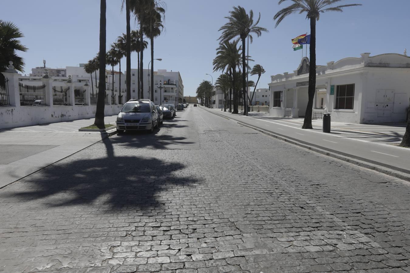 El entorno de la playa de la Caleta, en Cádiz, sin gente ni tráfico.