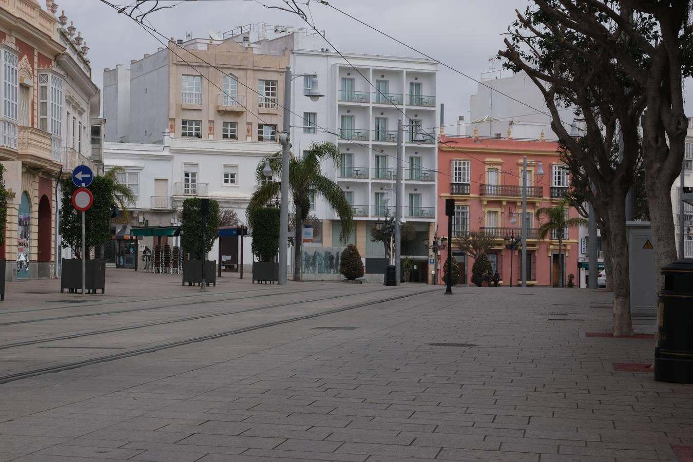 La Calle Real de La Isla ha cambiado de forma radical su habitual trasiego de vehículos y gente.