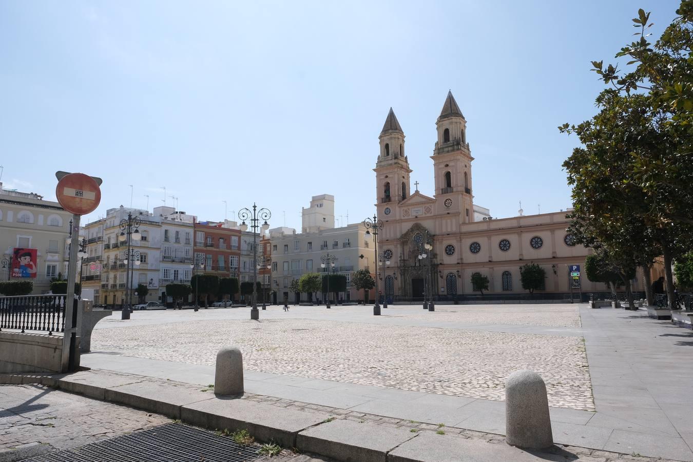 La plaza de San Antonio de Cádiz luce así durante la cuarentena, con apenas una viandante que ha ido a hacer la compra.