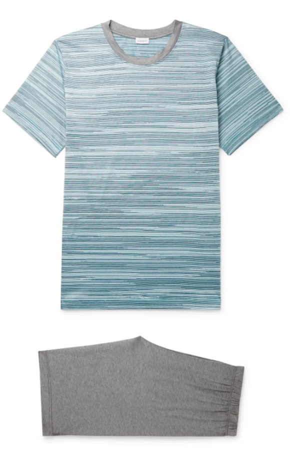 Pijama de Zimmerli. El uso de Zimmerli de fibras naturales garantiza calidad y comodidad y queda reflejado en este conjunto de camiseta a rayas y pantalones cortos sueltos en gris. Precio: 180 euros.