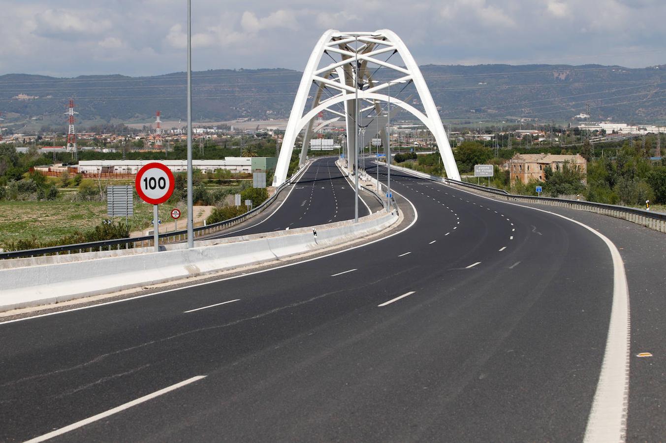 Las carreteras vacías de Córdoba por el coronavirus, en imágenes