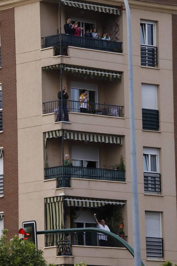 El aplauso de los balcones de Córdoba a los sanitarios, en imágenes (I)