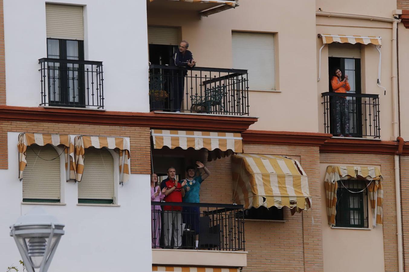 El aplauso de los balcones de Córdoba a los sanitarios, en imágenes (I)