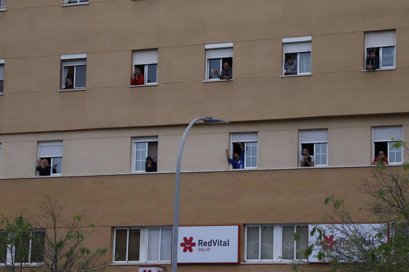 El aplauso de los balcones de Córdoba a los sanitarios, en imágenes (I)