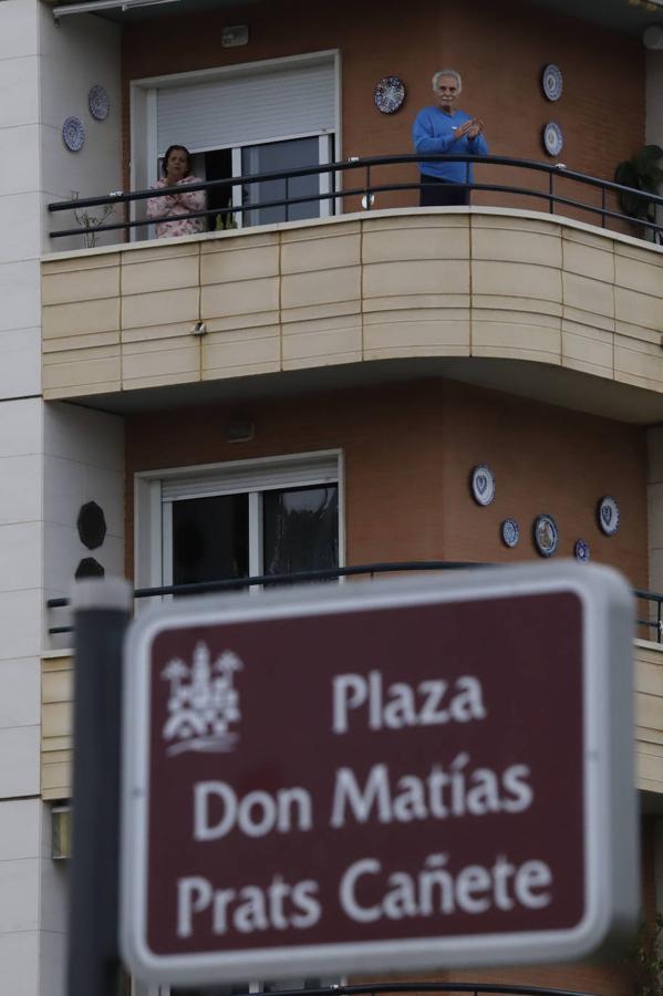 El aplauso de los balcones de Córdoba a los sanitarios, en imágenes (I)