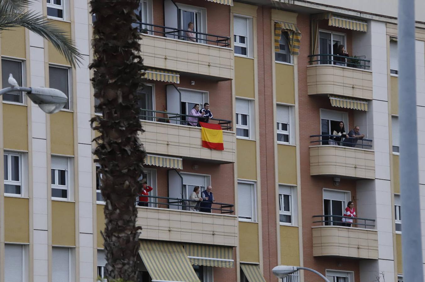 El aplauso de los balcones de Córdoba a los sanitarios, en imágenes (I)