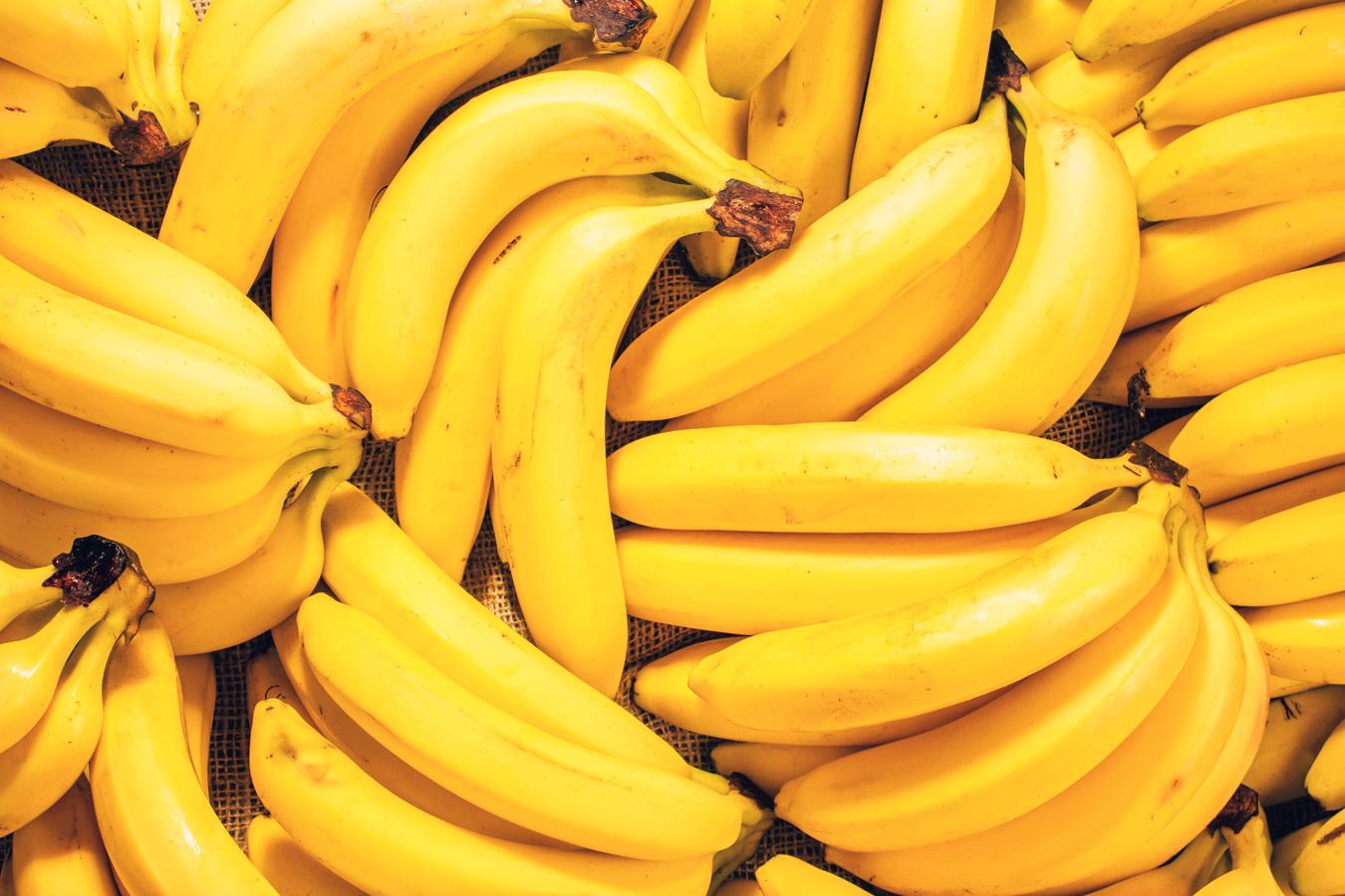 Plátano. ¿Sabías que el 99,9% de los <a href="https://www.abc.es/bienestar/alimentacion/abci-platano-201909301308_noticia.html" target="_blank">plátanos </a>españoles se cultivan en Canarias y se recogen todo el año? En la península podemos encontrarlo únicamente en algunas plantaciones de la costa granadina. Es una fruta climatérica, lo que significa que sigue madurando después de haber sido recogida y entre sus propiedades destaca el potasio, las vitaminas B6, vitamina C y ácido fólico y es muy rica en fibra.