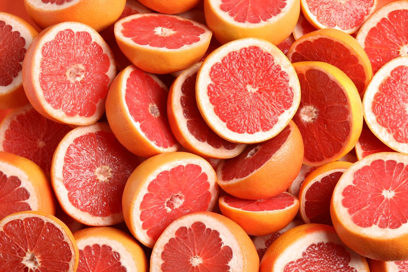 Pomelo. El pomelo que consumimos en Europa es un híbrido de los cítricos cultivados desde hace milenios en China y sudeste asiático. Al igual que otros cítricos, la mejor época para su consumo es otoño e invierno. En los últimos años se está incrementando notablemente la producción de pomelos, principalmente en la costa mediterránea y Andalucía. Los principales usos son crudos, en mermeladas o postre.