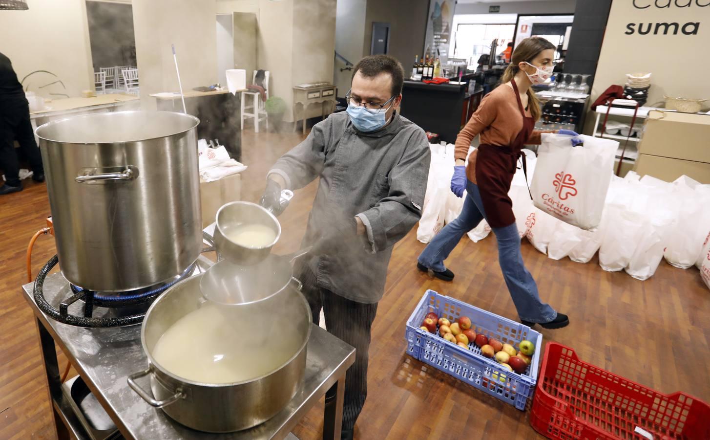 El reparto de comida de Cáritas, en imágenes