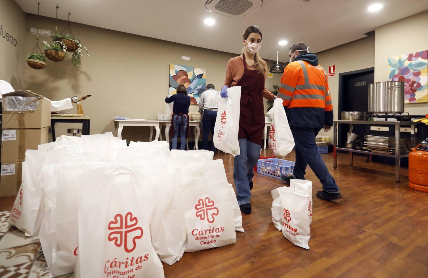 El reparto de comida de Cáritas, en imágenes