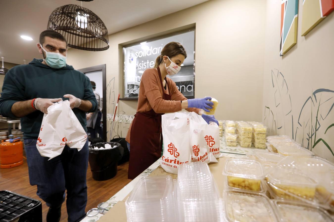 El reparto de comida de Cáritas, en imágenes