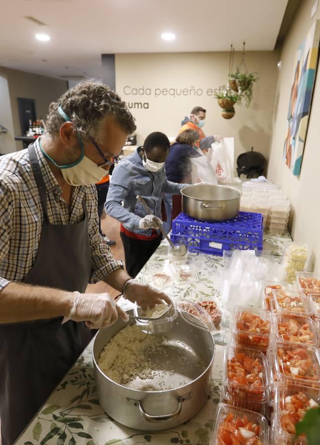 El reparto de comida de Cáritas, en imágenes