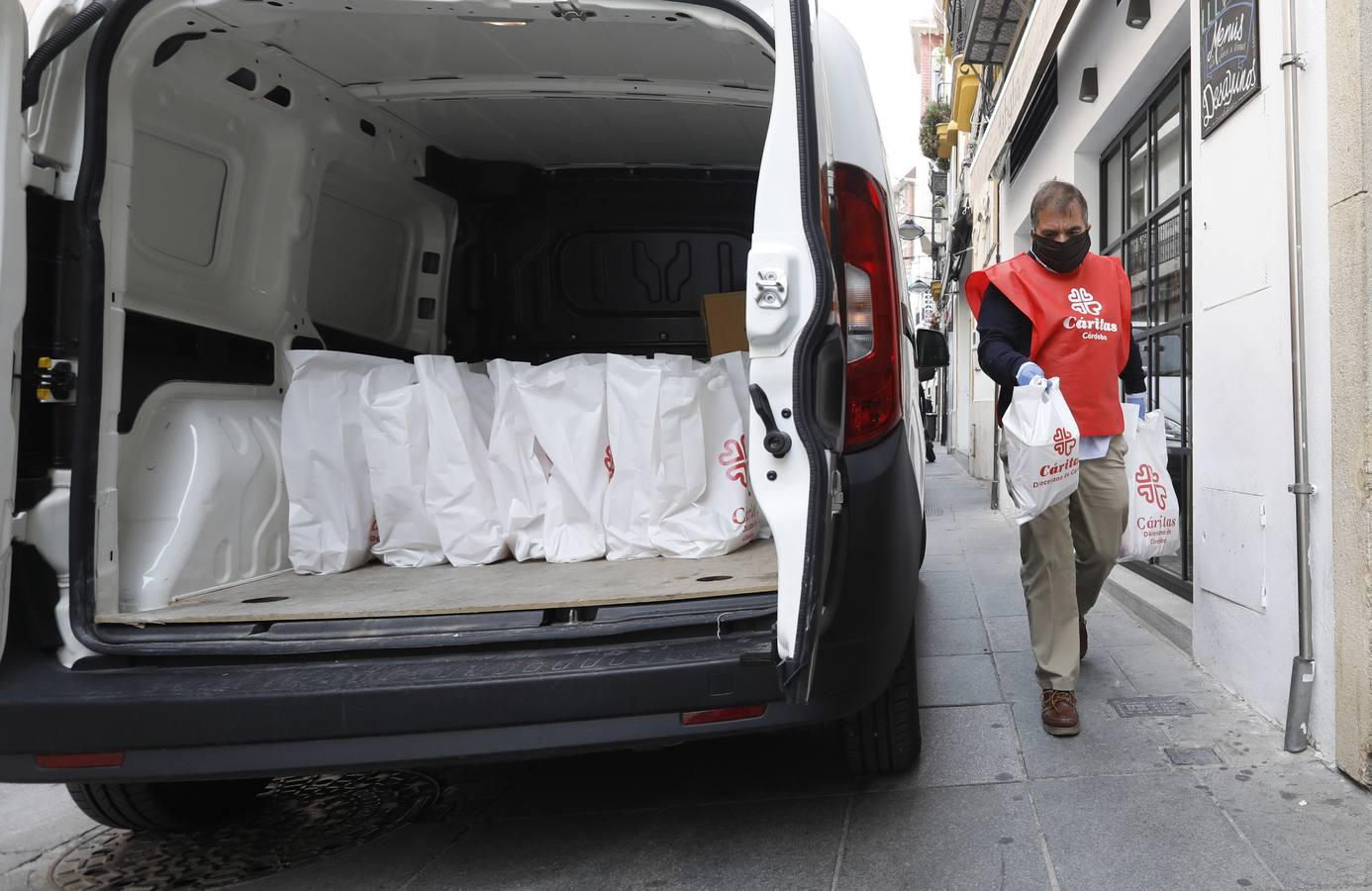 El reparto de comida de Cáritas, en imágenes