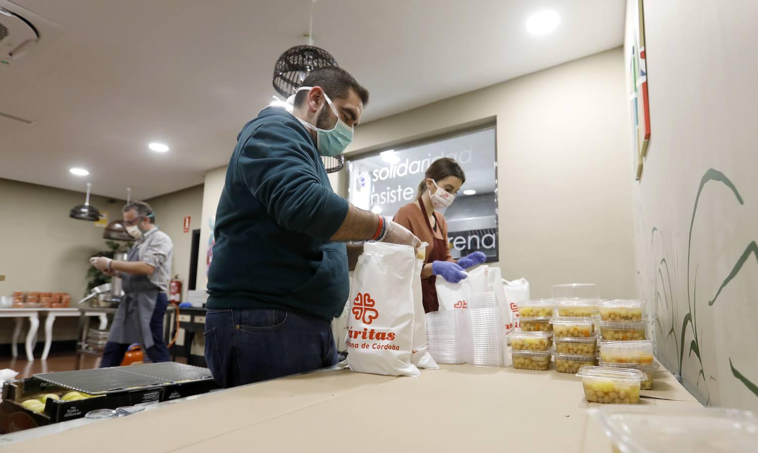 El reparto de comida de Cáritas, en imágenes