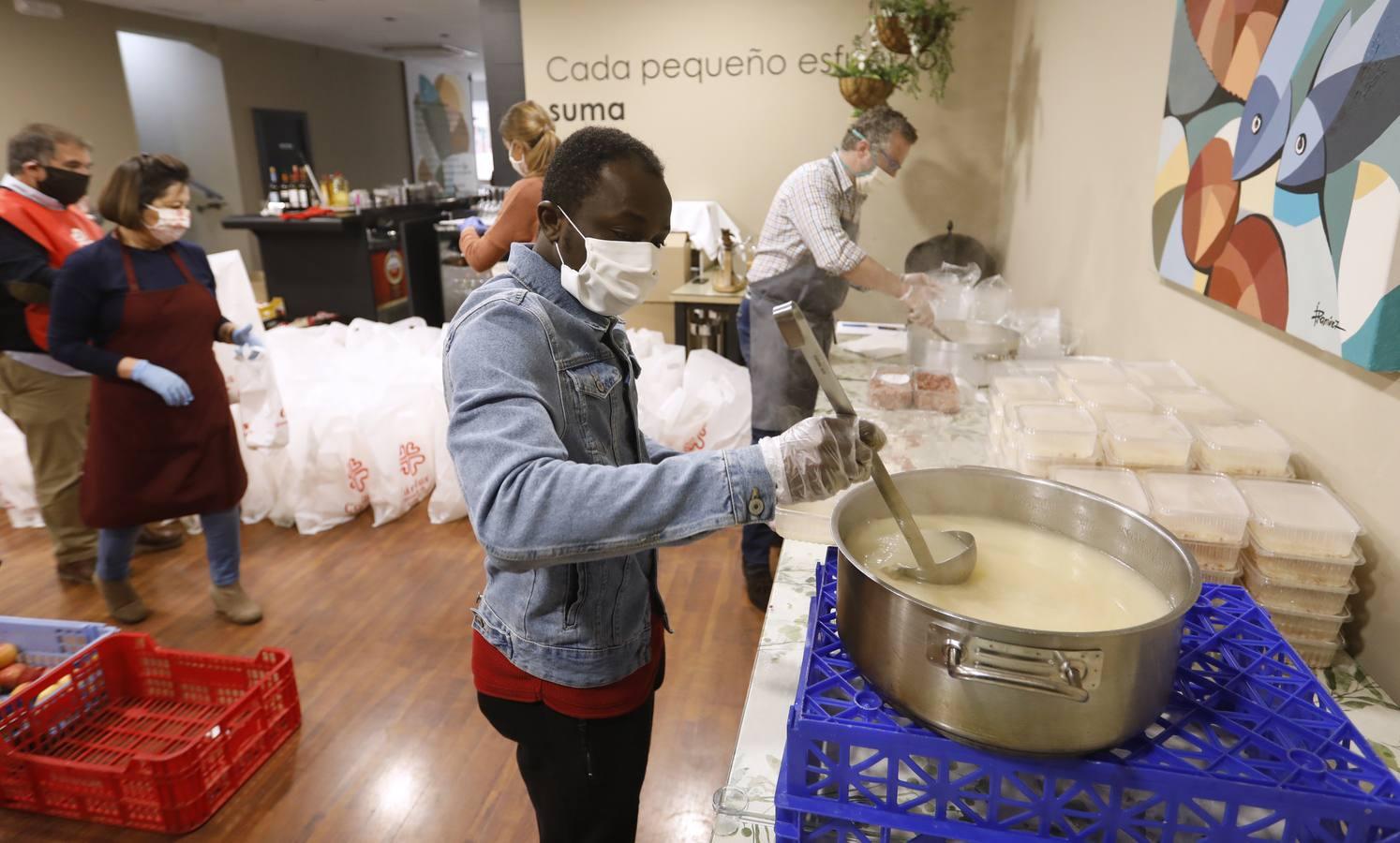 El reparto de comida de Cáritas, en imágenes