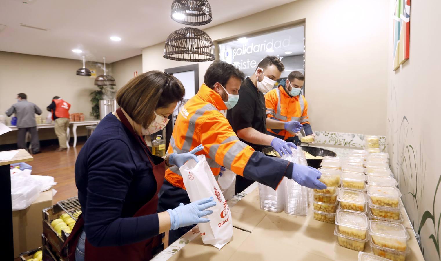 El reparto de comida de Cáritas, en imágenes