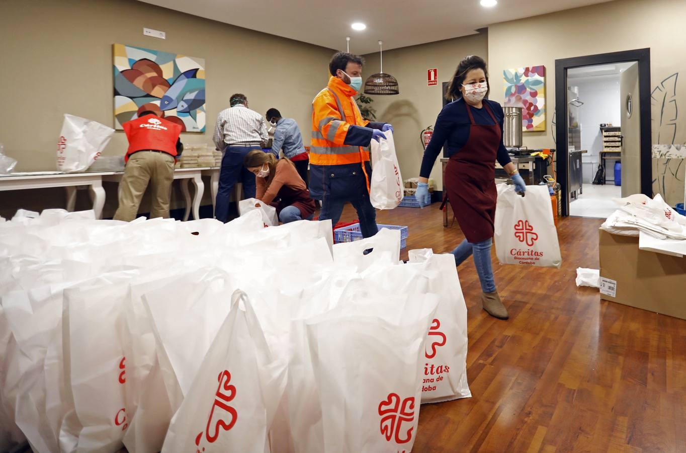 El reparto de comida de Cáritas, en imágenes