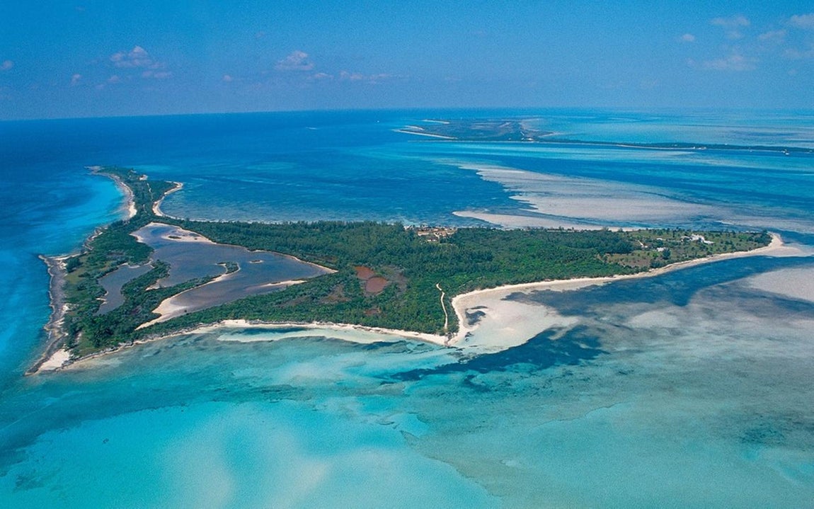 Bird Cay, Bahamas. Esta isla tropical de más de más de 1.000 metros cuadrados está a 30 minutos en avión de Nassau. Protegida por bancos de arena, Bird Cay es un lugar perfecto para construir, además de una o varias viviendas, un campo de golf. Su precio es de 43,5 millones de euros.