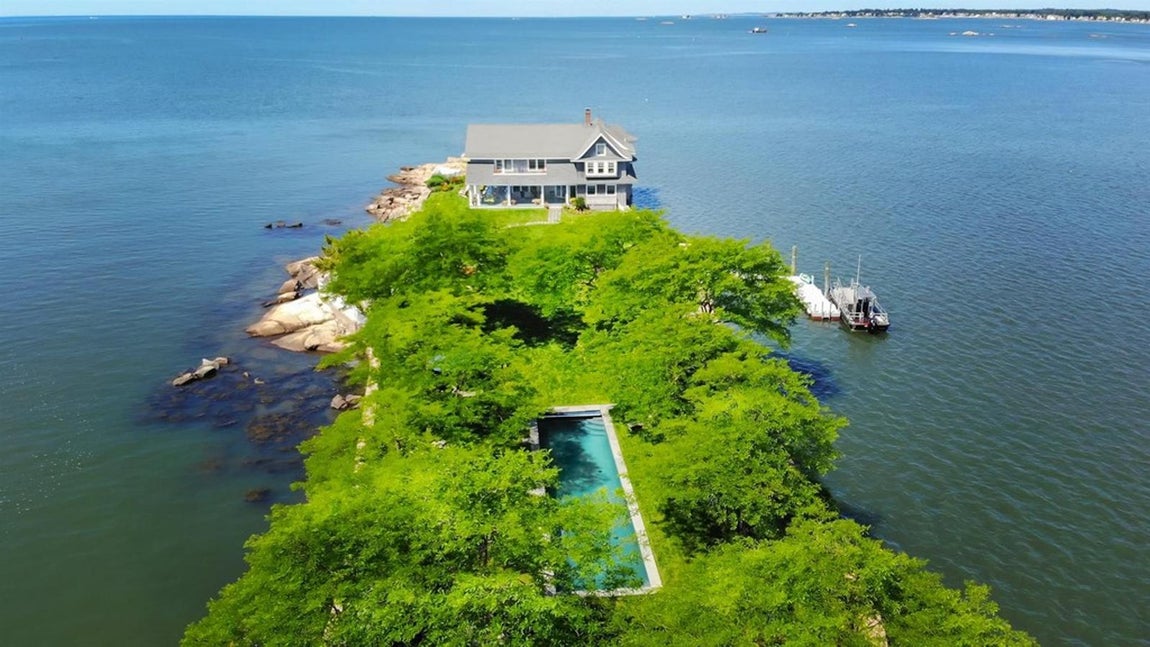 Potato Island, Connecticut. Esta espectacular isla en la costa de Connecticut es un refugio perfecto para alejarse del ajetreo de la ciudad. ¿Lo mejor? la piscina climatizada situada en el extremo oriental de la isla, frente a la costa de Stony Creek. Dispone de una casa de 351 metros cuadrados con cuatro habitaciones, tres cuartos de baño completos y un aseo. Su precio es de 4,44 millones de euros.