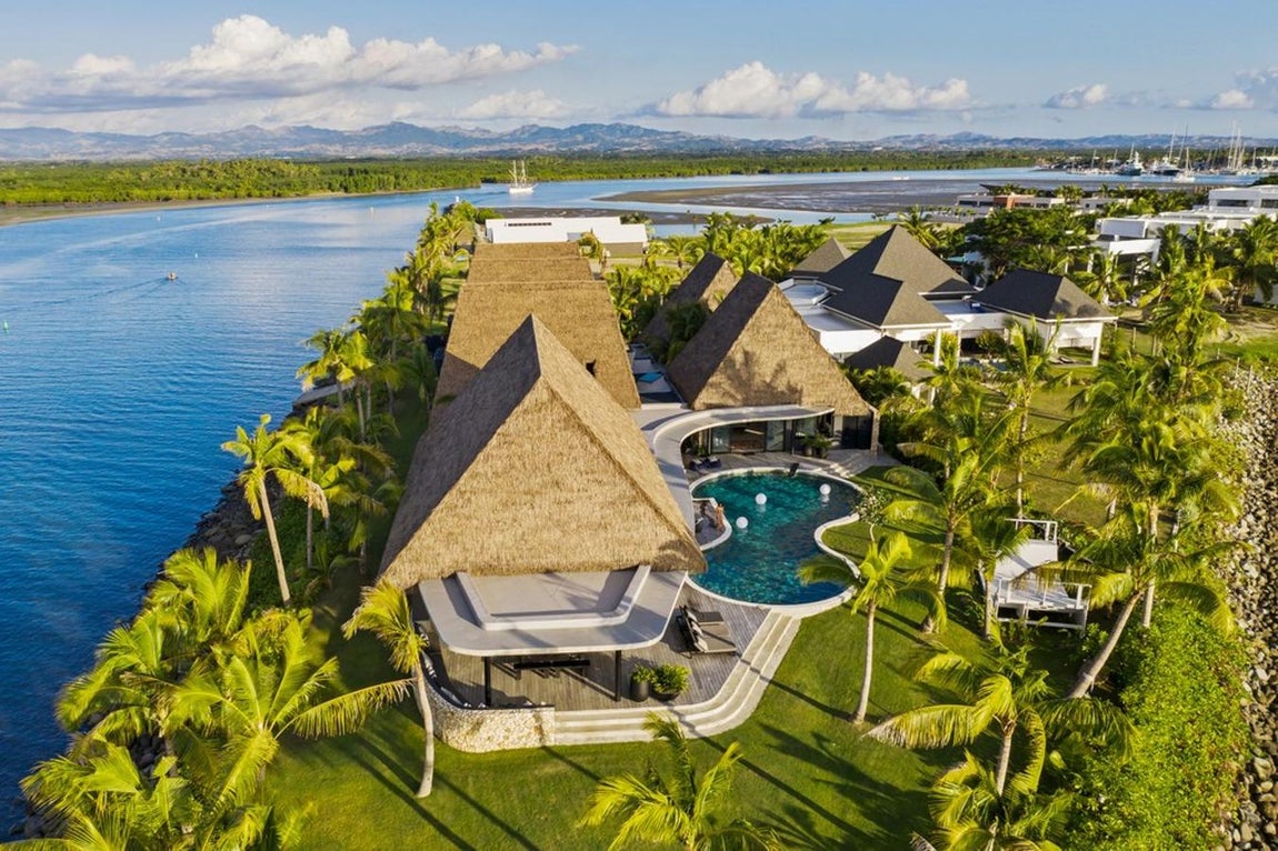 Tropical Island Paradise, Fiji. Con 3.878 metros cuadrados, esta isla de Fiji  es todo lo que necesitas para unas vacaciones alejado del mundo. Frente a la propiedad, que cuenta con seis habitaciones, ocho cuartos de baño y dos master suites, encontrarás un muelle en el que dejar tu barco o hidroavión. Para conocer el precio es necesario ponerse en contacto con la agencia Christie's International Real Estate.