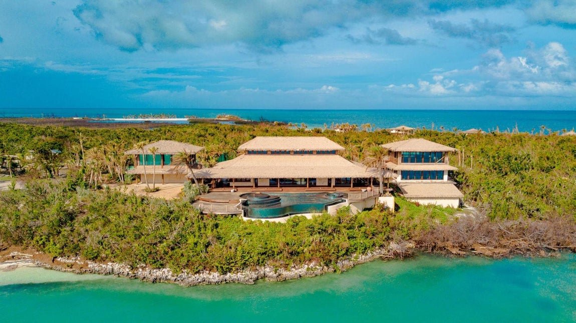 Big Grand Cay Archipielago, Abaco. Esta paradisíaca isla de Abaco cuenta con dos cabañas de dos dormitorios y una de un dormitorio cuyos lujos no dejan indiferente a nadie. Desde sus bañeras de hidromasajes, pasando por sus duchas exteriores con vistas a la playa, hasta sus canchas de tenis y baloncesto. Además, en otro extremo de la isla econtrarás otras tres casas de tres dormitorios y otro edificio tipo hotel con capacidad para 30 personas. Su precio es de 26,2 millones de euros.