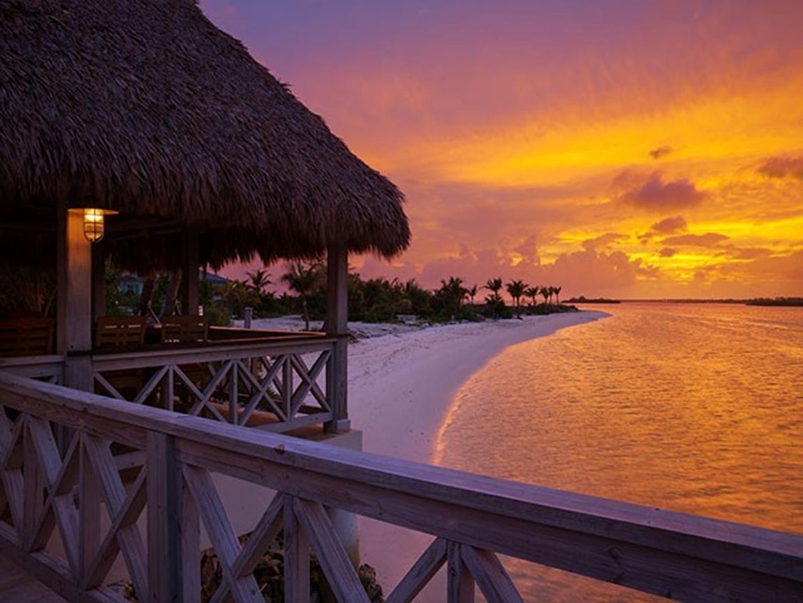 Deep Water Cay Private Island. Este paraíso es perfecto para practicar deportes acuáticos y puede presumir de ser uno de los lugares más tranquilos del mundo. Vivir en una de las casitas que en ella hay es todo lo que necesitas. Su precio es de 770.500 euros.