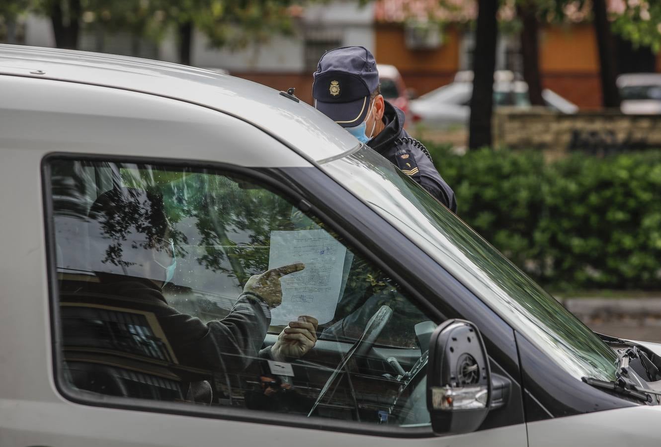 Coronavirus en Sevilla: la Policía controla también a las personas que se desplazan en transporte público