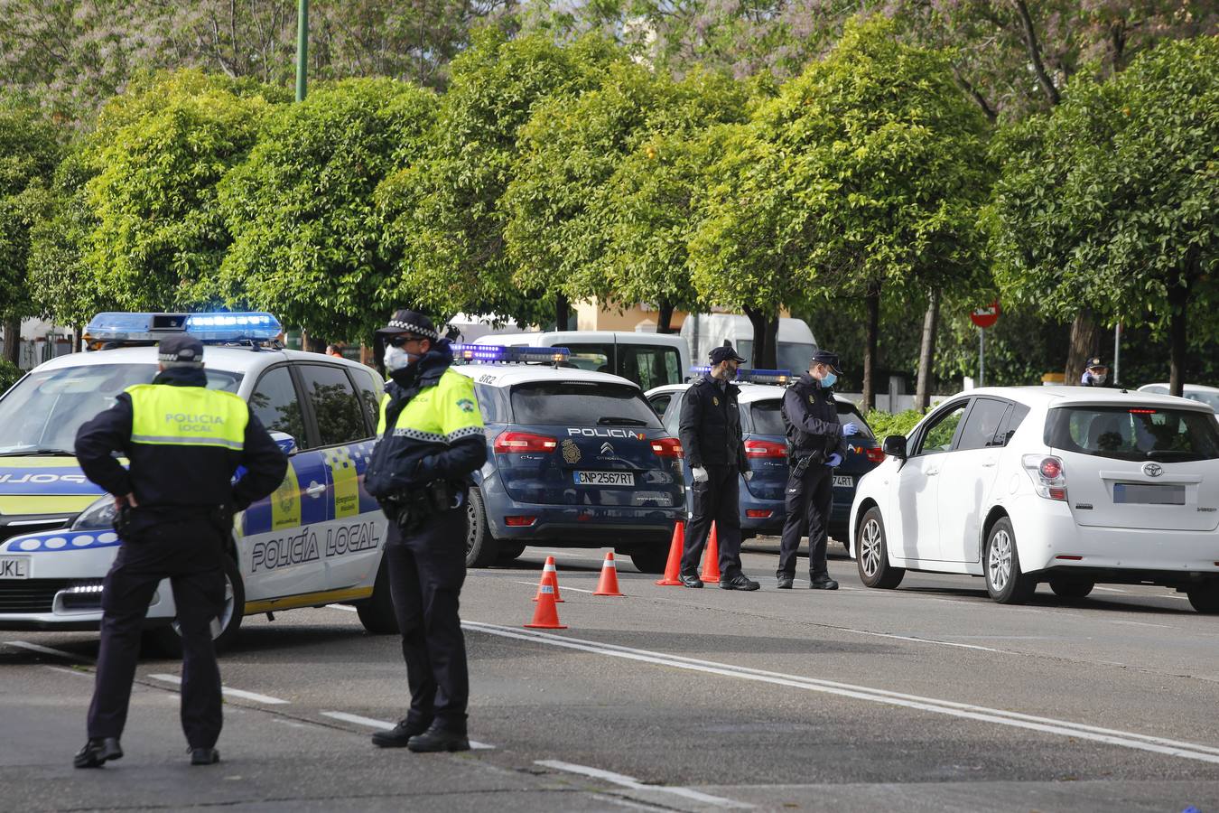 Coronavirus en Sevilla: la Policía controla también a las personas que se desplazan en transporte público