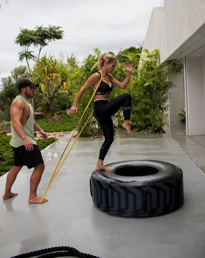 Elsa Pataky - Las mansiones de las celebrities en la cuarentena. El interior es una incógnita, pero de lo que no hay duda es que su amplio hogar en Byron Bay además de estar situado en un entorno paradisíaco, posee amplios jardines y terrazas para que pueda disfrutar del deporte al aire libre -uno de sus hobbies- además de cinco dormitorios, sala de juegos y piscina.