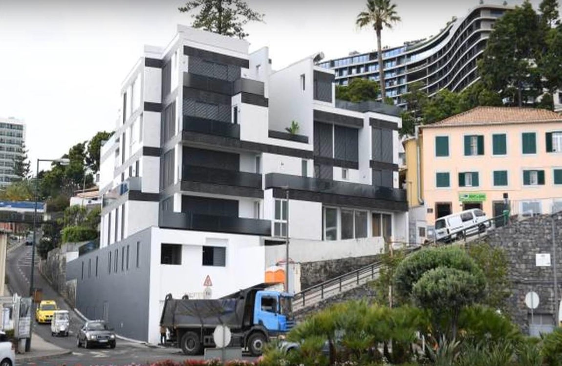 Cristiano Ronaldo - Las mansiones de las celebrities en la cuarentena. El astro del balón se ha trasladado a Funchal (Madeira) para pasar el confinamiento junto a su familia en su nueva residencia, un edificio de siete plantas que comparte con su madre y uno de sus hermanos, a quienes regaló dos de los pisos de la casa. Entre otras cosas, cuenta con un espectacular gimnasio, Spa y varios jacuzzi en los diferentes baños.