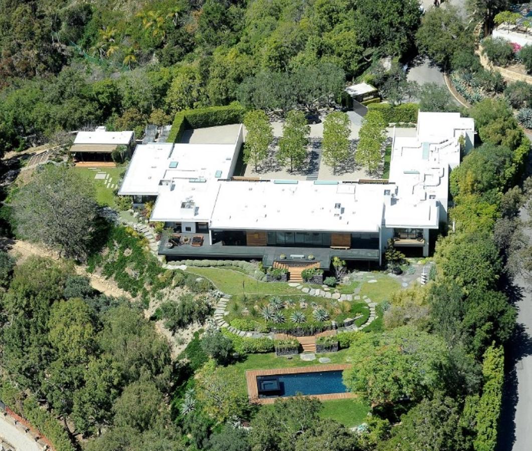 Jennifer Aniston - Las mansiones de las celebrities en la cuarentena. La casa fue adquirida por la actriz cuando estaba casada con Justin Theroux, y aunque el matrimonio hace años que se disolvió, ella todavía sigue residiendo allí. Se trata de una edificación con cinco dormitorios, Spa, biblioteca y piscina y que cuenta además con un pequeño viñedo