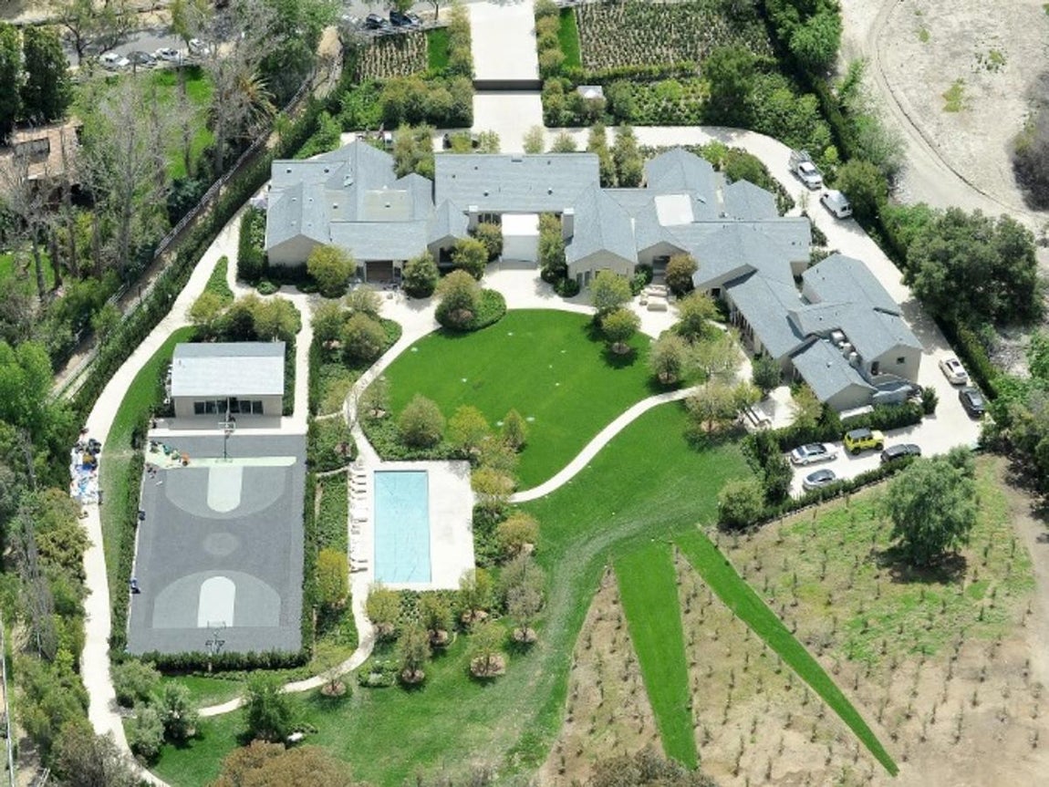 Kim Kardashian y Kanye West - Las mansiones de las celebrities en la cuarentena. Su residencia se encuentra en Los Angeles, en el barrio de Hidden Hills, y a la hora de decorarla se han decantado por un diselo minimalista a cargo del creador belga Axel Vervoordt. La adquirieron en 2013 por 20 millones de dólares y hoy está valorada en más de 60, ahí es nada.