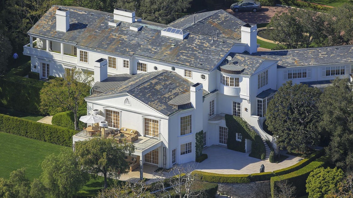 Jeff Bezos - Las mansiones de las celebrities en la cuarentena. El fundador de Amazon posee la mansión más cara de Beverly Hills, valorada en 165 millones de dólares y con una superficie de 13.000 metros cuadrados. Una casa que entre otras comodidades consta de múltiples jardines, Spa, una amplia piscina, sala de cine y biblioteca.