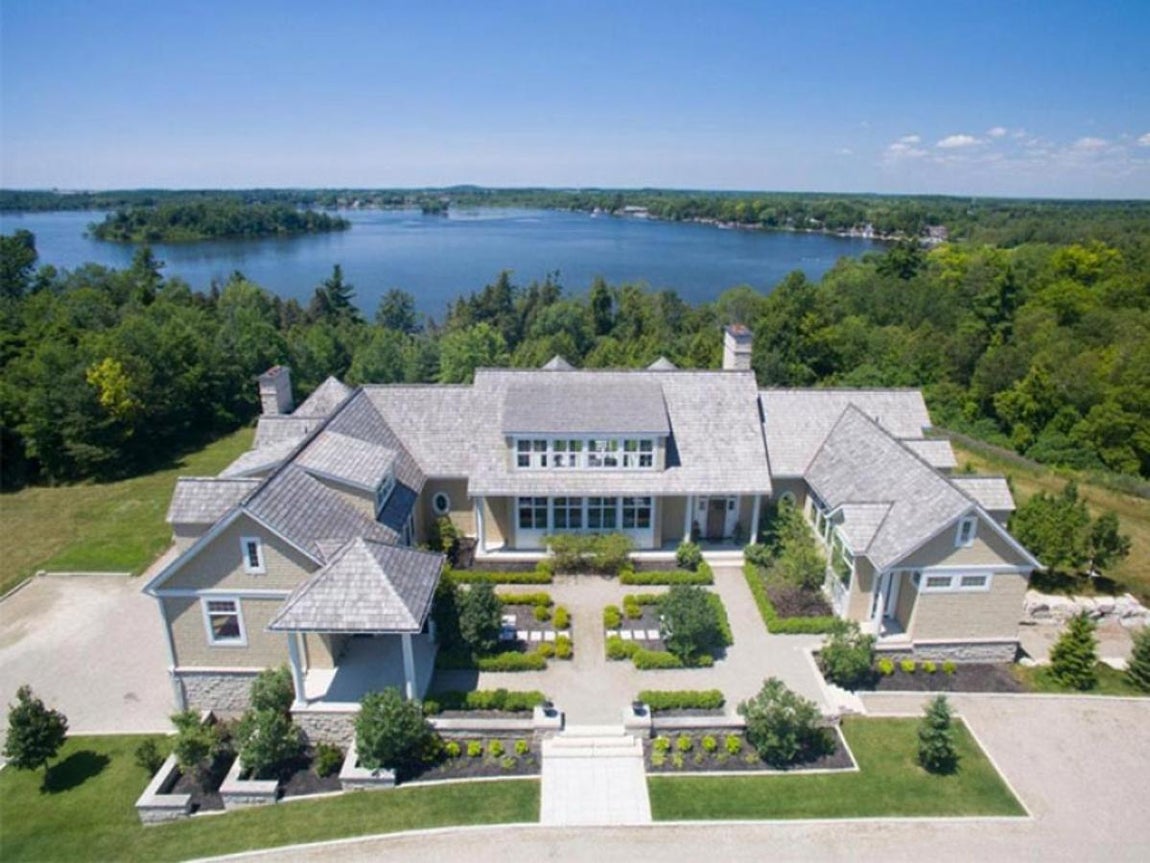 Justin Bieber y Hailey Baldwin - Las mansiones de las celebrities en la cuarentena. Aunque viven a caballo entre Estados Unidos y Canada, esta propiedad situada en Ontario es el lugar elegido para pasar la reclusión. Una mansión de 5 millones de dólares con una superficie de 840 metros cuadrados en la que además de 6 dormitorios hay sala de juegos, piscina, Spa y un gran cine.