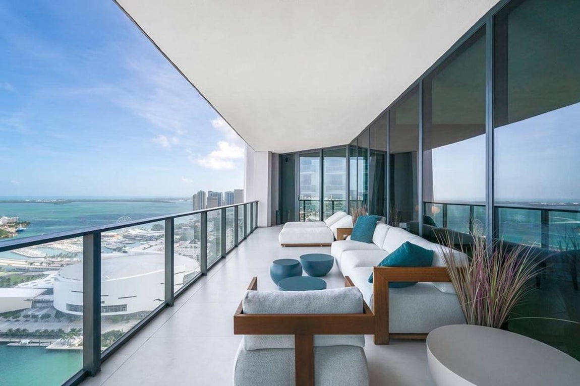 Amplias terrazas - La mansión de los Beckham en Miami. Muchas cubiertas y otras con espectaculares vistas de la ciudad, en todas no falta el mobiliario más sofisticado.