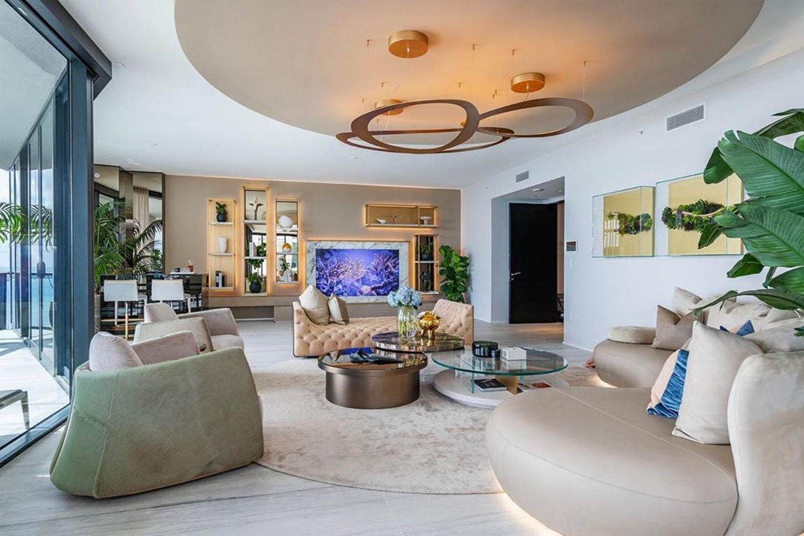 Decoración cuidada al detalle - La mansión de los Beckham en Miami. El edificio cuenta además con varios gimnasios, SPA, centro de belleza y masaje, peluquería entre otros servicios exclusivos. También posee un equipo de alta seguridad y múltiples cámaras de vigilancia.